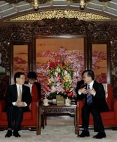 Chủ tịch Nguyễn Minh Triết (trái) và Chủ tịch Hồ Cẩm Đào tại Bắc Kinh hôm 18-5-2007. AFP PHOTO