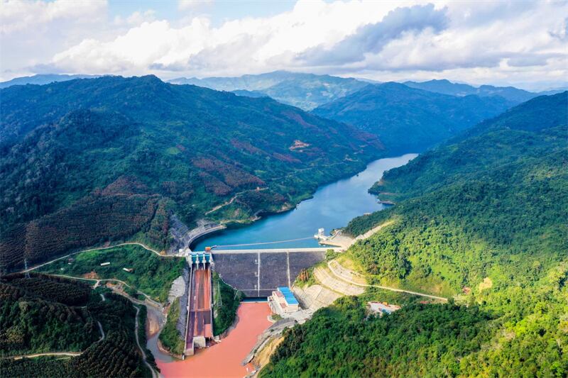 中国电建集团在南欧江开发梯级水电，因老挝拖欠电费，今年中国电建提出仲裁讨债。